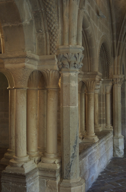 Detalle de la columna de la puerta de la sala capitular de Veruela